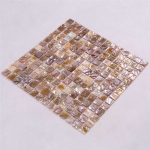 호텔 벽에 자연 조각 셸 모자이크 패턴