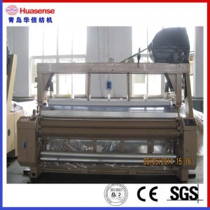 힘의 물은 평범한 또는 웃음을 짓는 자세로 기계를 닦아냅니다.