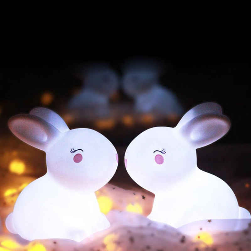 작은 흰 토끼 야간 램프 장난감 장식 붙이기 밖으로 유지