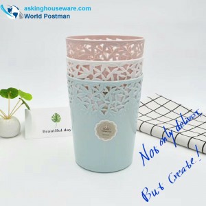 빈 둥근 플라스틱 쓰레기통