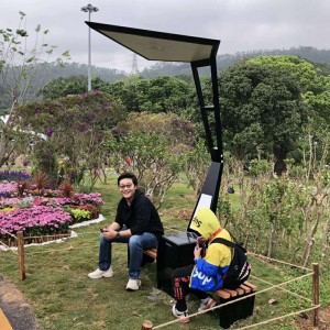 옥외 광고 솔루션 LED 조명이 적용된 스마트 솔라 벤치