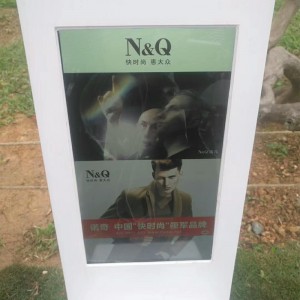 옥외 광고 솔루션 LED 조명이 적용된 스마트 솔라 벤치