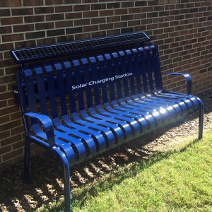 태양 전지 패널이있는 업타운 충전대