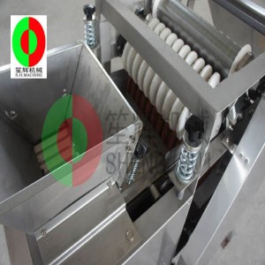 넓은 콩 껍질 벗기는 사람