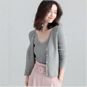 숙녀 착용 된 두 조각 세트 카디 건 및 조끼 스웨터