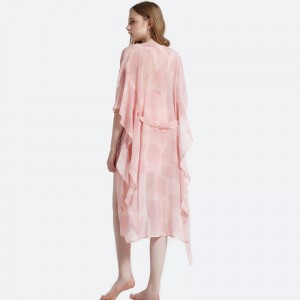 인쇄 된 목도리가있는 여성 새틴 잠옷