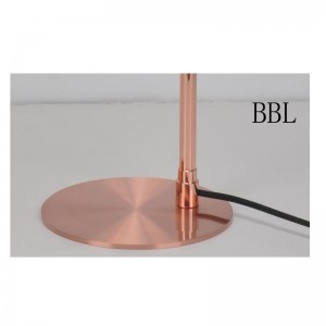 메탈 쉐이드 및 조절 기능이있는 테이블 램프