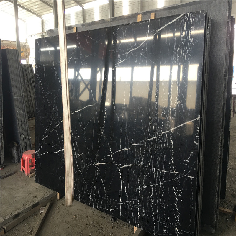 흰색 줄무늬의 Nero Marquina 대리석