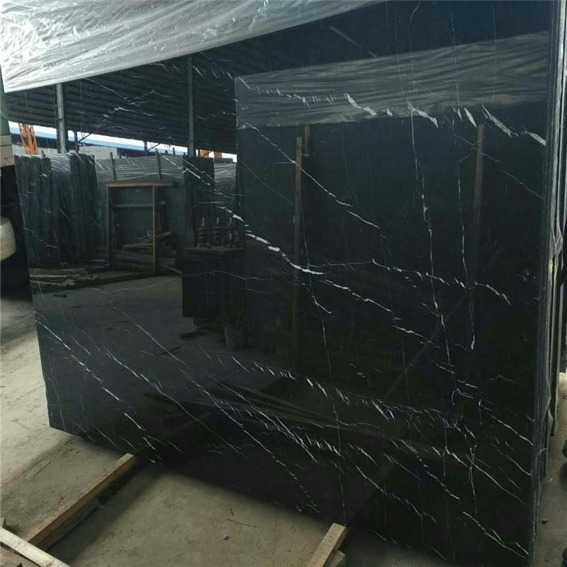 흰색 줄무늬의 Nero Marquina 대리석