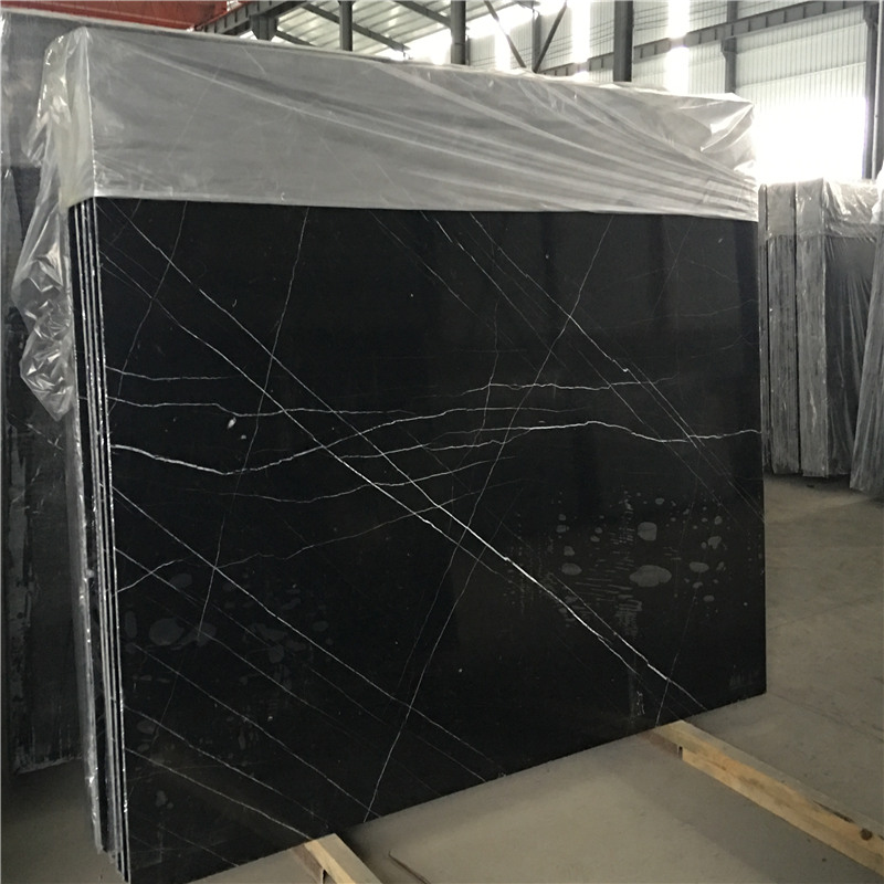 흰색 줄무늬의 Nero Marquina 대리석