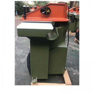 가죽 신발 및 가방에 재건 된 ATOM 절단기 사용