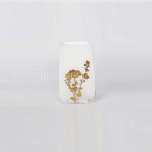 칫솔 홀더가있는 골드 데칼 유리 욕실 액세서리가있는 사각형 흰색