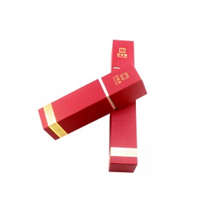 특별한 주문을 받아서 만들어진 희귀 한 기념품의 정연한 선물 상자