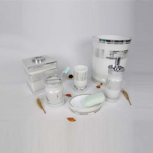 은색 선 유리제 목욕탕 세트를 가진 우아한 백색