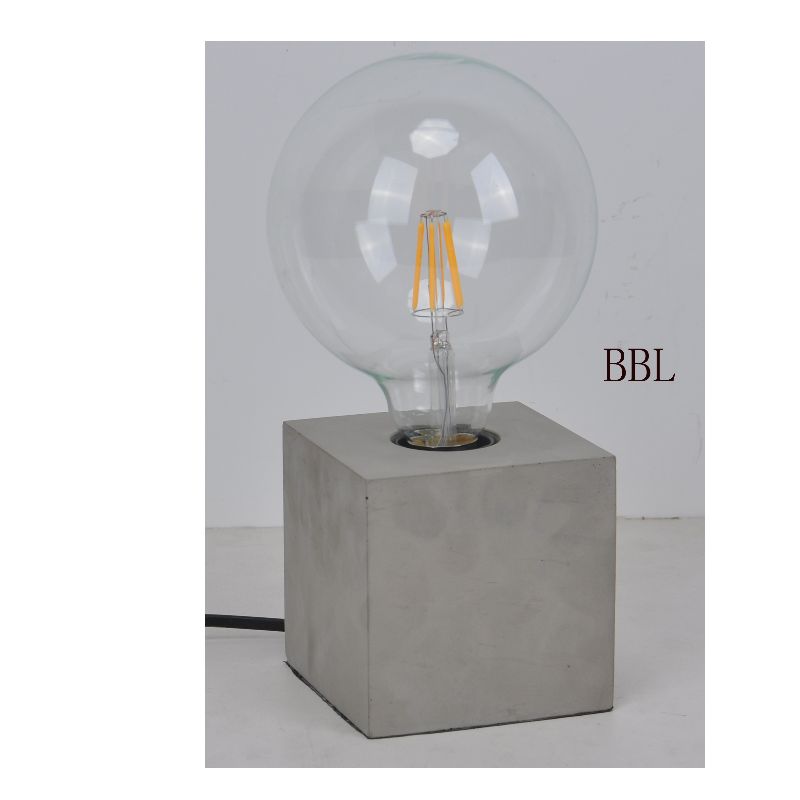 정사각형 콘크리트 받침대가있는 테이블 램프