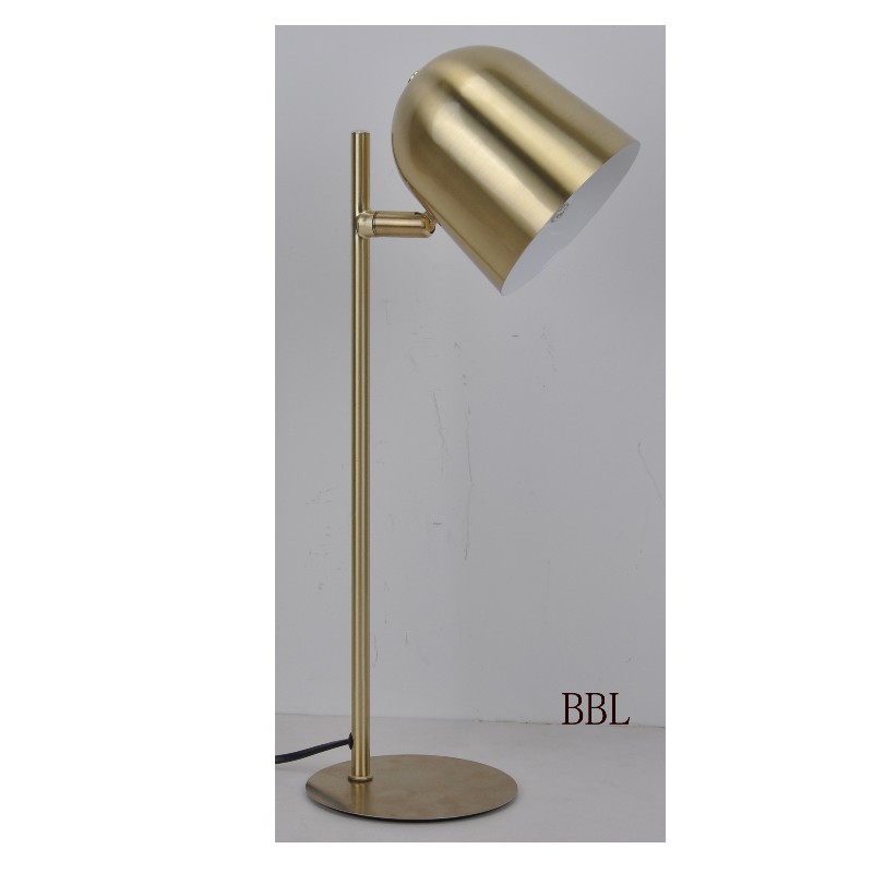 회전 가능한 금속 그늘이있는 테이블 램프