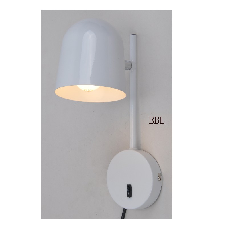 회전 가능한 금속 그늘을 가진 벽 램프