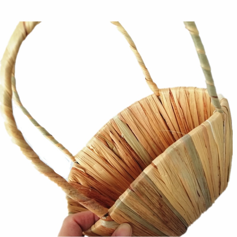 손잡이를 가진 밀짚 꽃 바구니