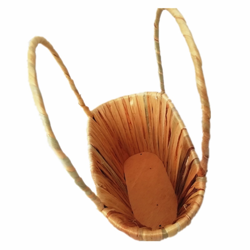 손잡이를 가진 밀짚 꽃 바구니