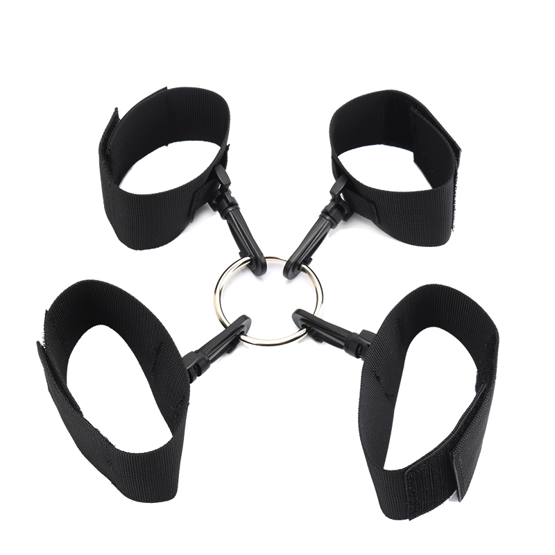 블랙 벨 크 로 인형 입 니 다.