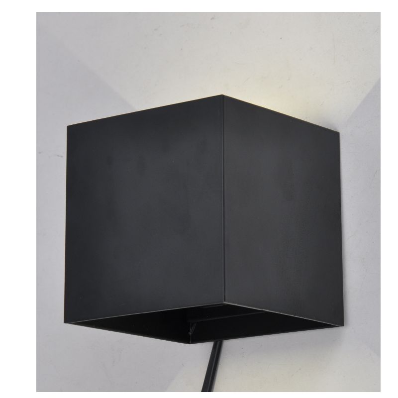 LED 드라이브 가 있 는 LED 실외 벽 등 이 켜 져 있 으 며 위아래 로 밝 혀 집 니 다.