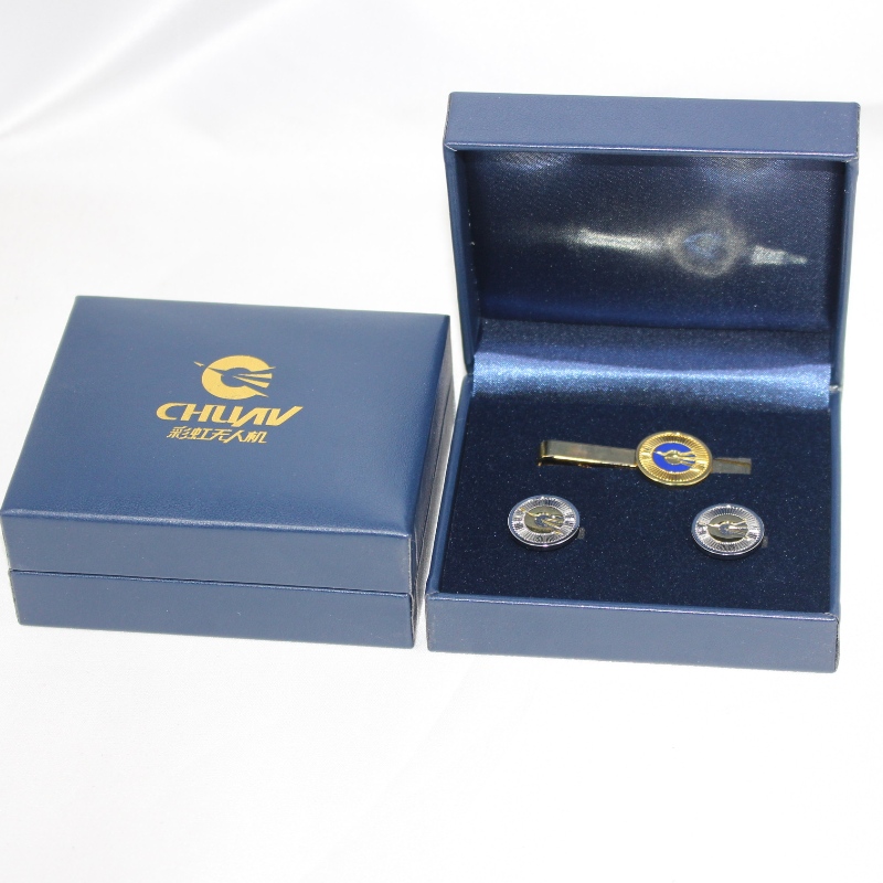 V-09 사각형 인조 가죽 50-60 mm 동전, 커프스 단추, 타이 클립, 배지 등을위한 종이 상자 mm. 98 * 84 * 38, 무게 약 105g