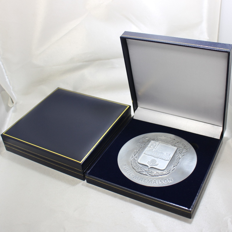 품목 V - 23 스 퀘 어 PU 케이스, 120 * 120 mm 여 개의 동전, 메달, 배지 등 을 장 착 할 수 있 습 니 다. 160 * 160 * 38, 무 게 는 약 280 g 입 니 다.