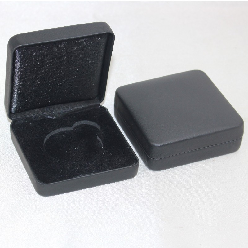 아 이 템 T - 02 s 상 자 는 스 웨 이 드 나 폴리우레탄 가죽 으로 덮 고 25 - 45 mm 동전, 배지 와 메달 등 을 장 착 할 수 있 습 니 다. 65 * 65 * 26, 무 게 는 약 55 그램 입 니 다.