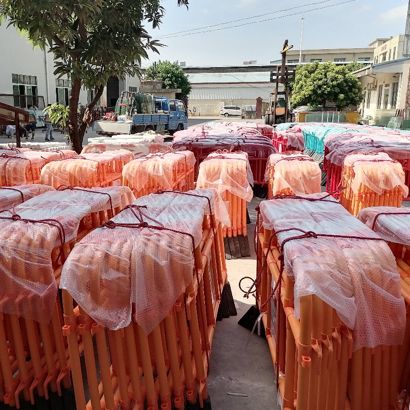 콘서트, 스포츠 경기 및 퍼레이드를위한 보행자 장벽 플라스틱 바리케이드 PVC 주차장 장벽 차량 도로 장벽