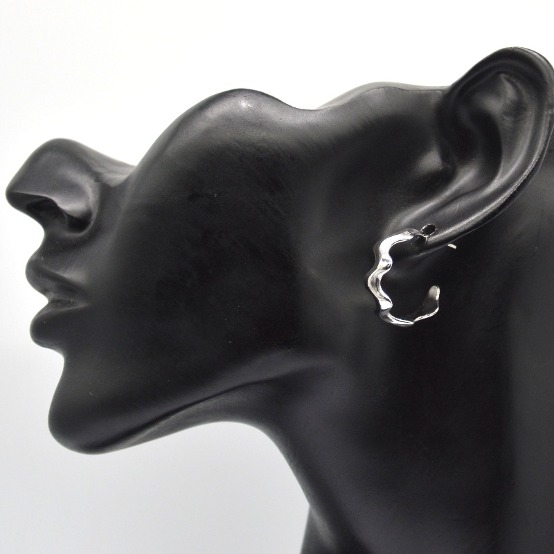C 자형 워터 리플 귀걸이, 여성 패션 및 우아한 귀걸이, 심플하고 우아하며 캐주얼하고 다재다능한 실버 귀걸이. 중국 Ruifanbao 보석 가공 공장