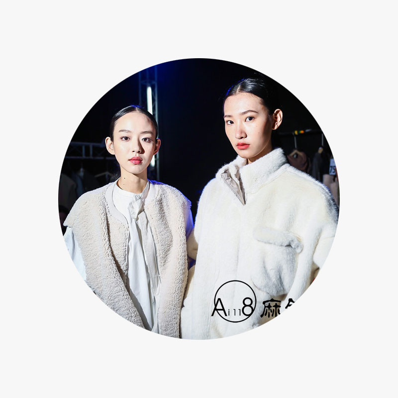 베이지 코트 코 디. - 브랜드 의상. - 베 네 세 아 이 118 여성복 제조 사.