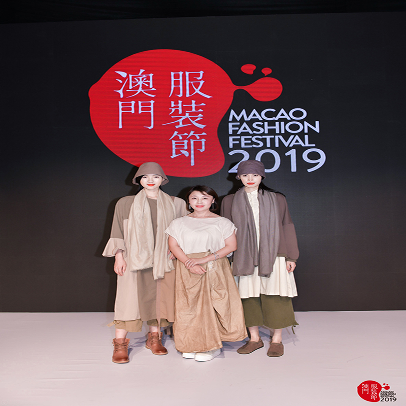 레트로와 우아한, 블라우스, 체크 무늬 바지, 격자 무늬 스커트, 격자 무늬 요소는 결코 착용하는 데 기름기가 많은 것입니다.