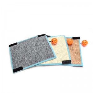 테이블과 의자는 고양이 스크래치 패드로 고정 될 수 있습니다.