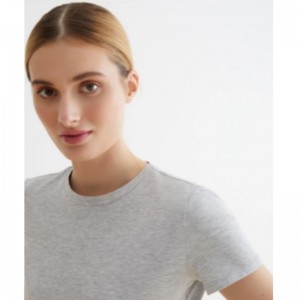 저자 극성으로 만든 밝은 회색 티셔츠