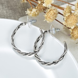 패션과 아름다운 귀걸이의 한국어 버전