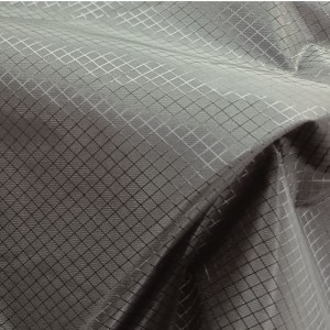 재활용 된 윈드 브레이커 원단