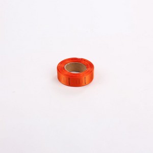 다채로운 짠된 의류 레이블입니다