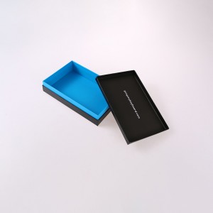 로고가있는 블랙 박스