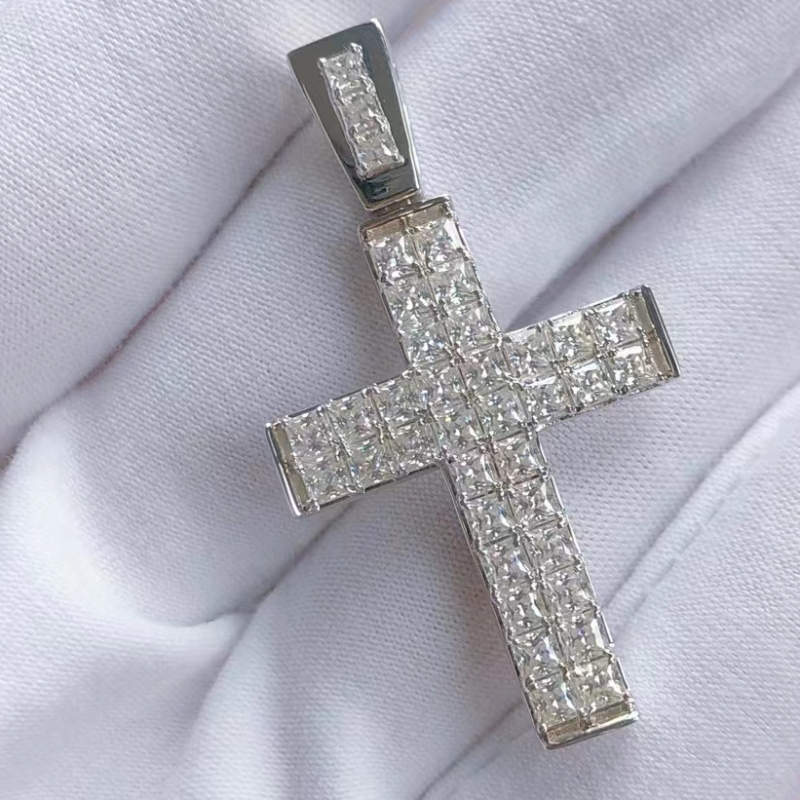 Moissanite Stone Cross Pendant가있는 맞춤형 스털링 실버 925