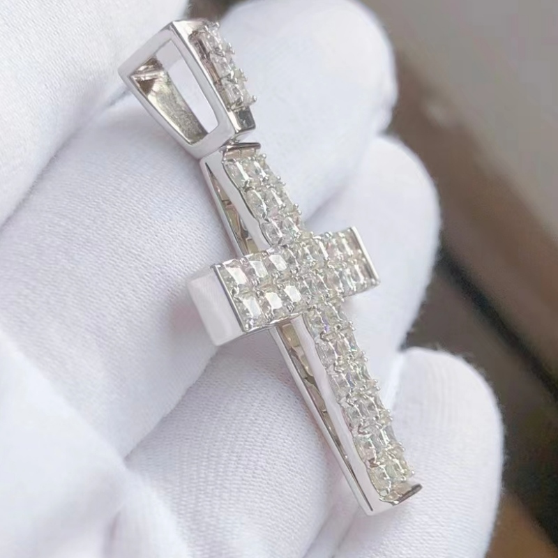 Moissanite Stone Cross Pendant가있는 맞춤형 스털링 실버 925