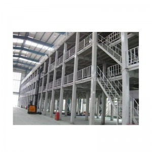 강철 플랫폼과 계단