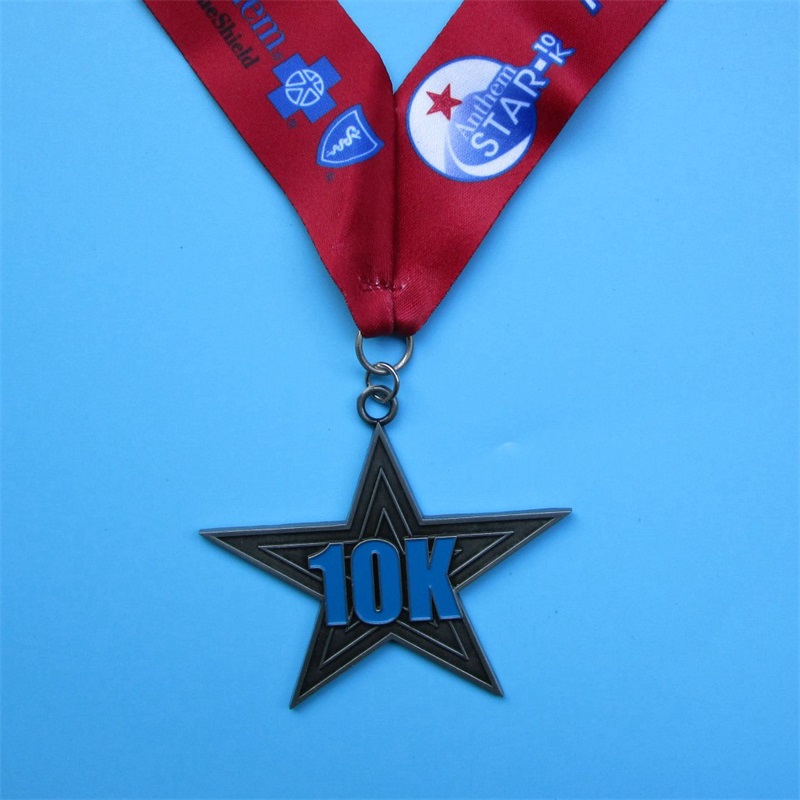 트라이 애슬론 메달 리본으로 자신의 스포츠 합금 메달을 디자인