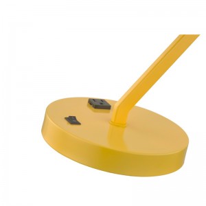 고정 금속 암이있는 데스크 램프 및 통합 된 전원 콘센트가있는 헤드 및/off Rocker Switch at Base for 객실