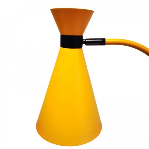 검은 색과 밝은 노란색 마감재가있는 2 개의 톤 데스크 램프, on/off 로커 스위치 및 객실에 2 개의 편리한 콘센트