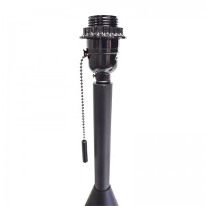 객실에서 풀 체인 스위치가있는 검은 마감 데스크 램프