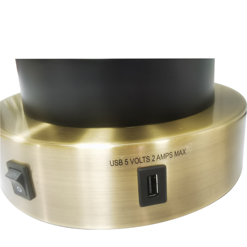 골동품 황동 및 검은 색 마감 처리 된 커스텀 나이트 즈 램프, ON/OFF 로커 스위치, 편리한 콘센트 및 객실의 USB 충전 포트