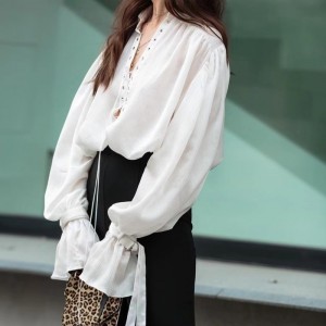 프랑스 흰색 긴팔 셔츠 2023 새로운 플레어 슬리브 얇은 기질 v- 넥 디자인 감각 묶인 셔츠 블라우스