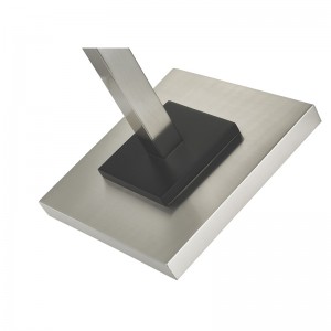 브러시드 니켈 마감 처리 및 객실에서의 검은 색 악센트가있는 호텔 금속 바닥 램프