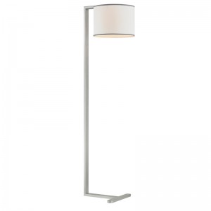 객실에서 실버 마감과 함께 플로어 램프 옆에있는 hiltom 호텔 소파