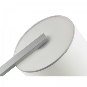 객실에서 실버 마감과 함께 플로어 램프 옆에있는 hiltom 호텔 소파